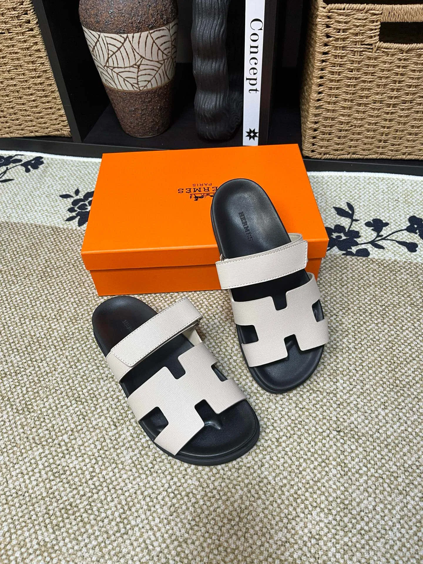 P300 Long-term stock Hermes men’s Kazimir slippers for couples - top quality woven calfskin functional sandals with intertwined uppers inspired by the “H” iconic pattern to create a casual look, perfect for summer. Imported cowhide + cowhide lining + TUP outsole Size: 35-46